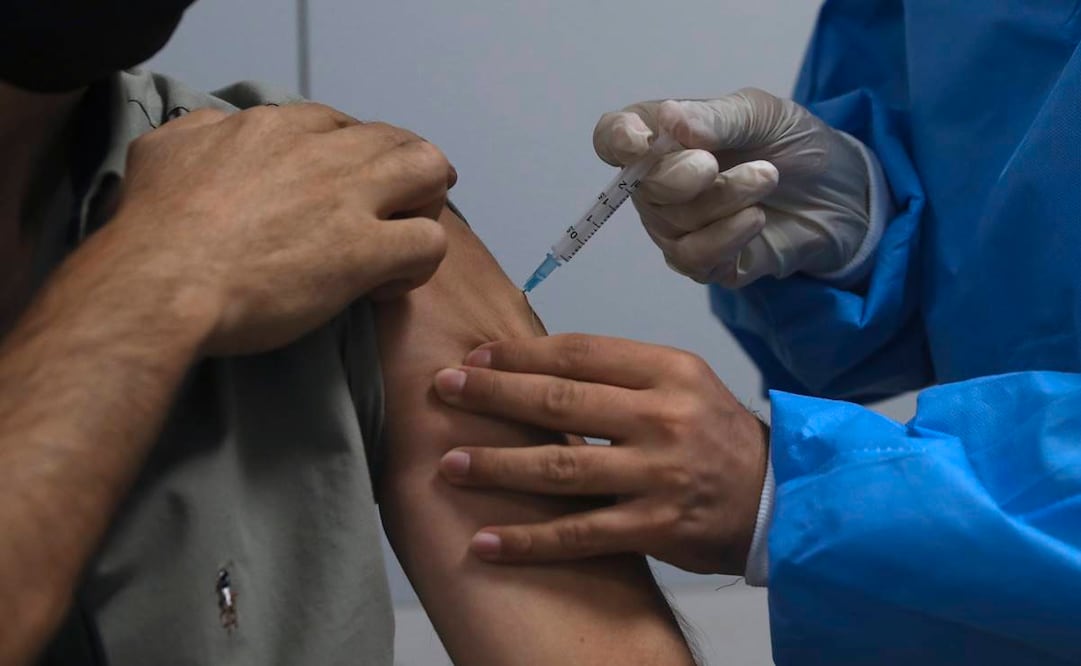 Los expertos de la OMS han reiterado a lo largo de este año que las vacunas no bastan en la lucha contra el coronavirus. Foto: AP