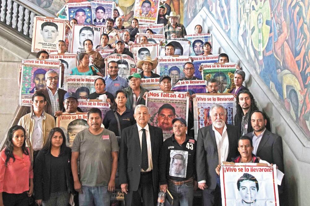 El Mandatario y familiares de los estudiantes hicieron el pase de lista de los 43 normalistas en las escalera principal de Palacio Nacional. Foto: PRESIDENCIA