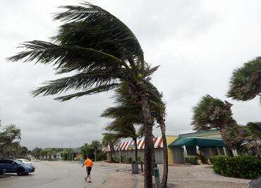 "Matthew" se debilita a categoría 3 cerca de Florida