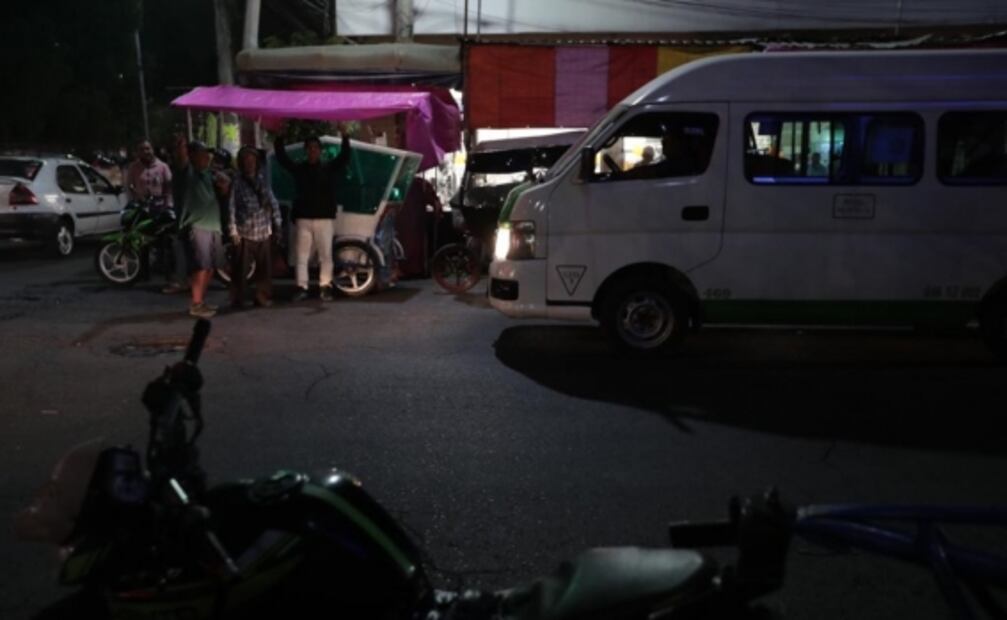 Calles y comercios en Neza, sin aglomeraciones previo al Día de Muertos