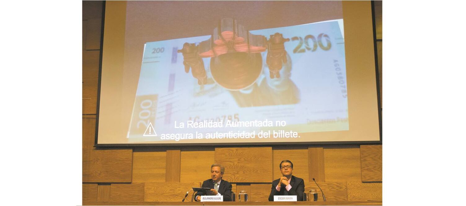 Alejandro Alegre, director General de Emisión del Banxico, informó que la aplicación Billetes MX no autentifica las piezas, pero sí permite admirar la realidad aumentada de las nuevas denominaciones de 200 y 500. Foto/MOISÉS PABLO. CUARTOSCURO