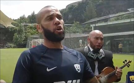 Dani Alves demuestra su amor por México y se echa un palomazo con mariachi
