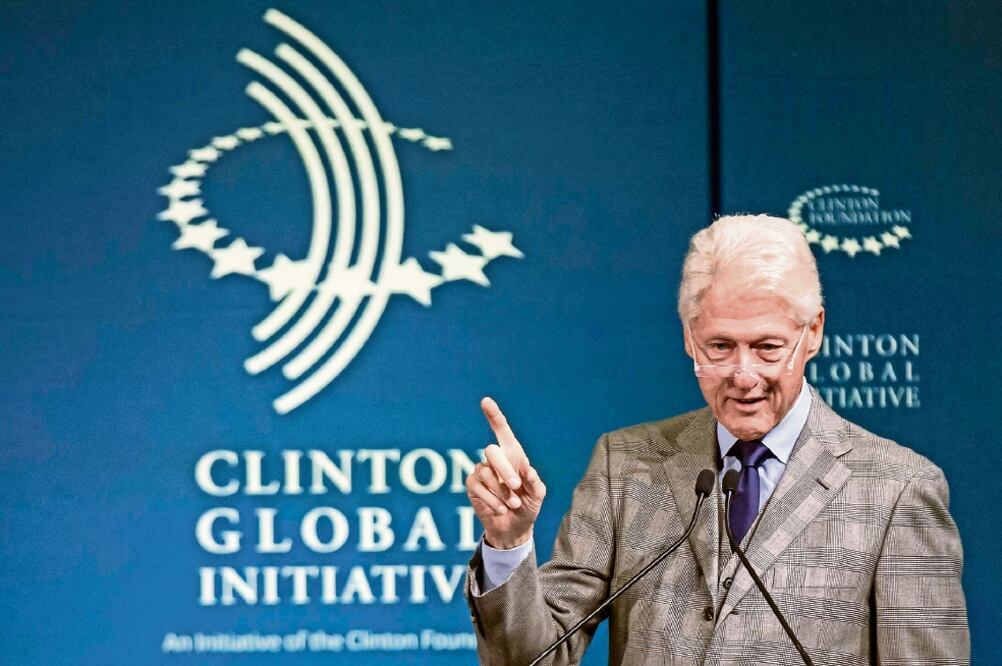 El ex presidente de EU, Bill Clinton, en una imagen de 2015 durante un evento de la Fundación que lleva su nombre (BRENDAN MCDERMID. REUTERS)