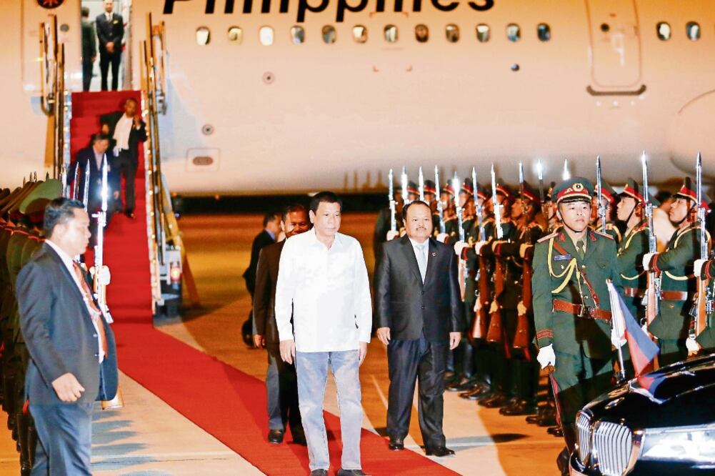 Rodrigo Duterte, mandatario filipino (centro), ayer al llegar a Vientián. El presidente insultó ayer a su par estadounidense, Barack Obama (BULLIT MARQUEZ. AP)