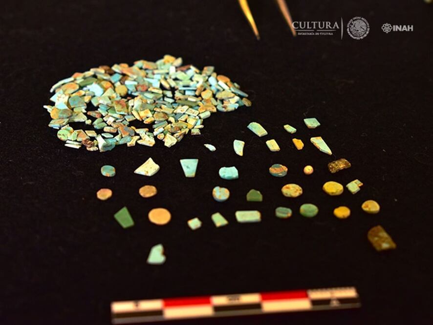 La mayoría de las laminillas tornasol, verde-azuladas, se encuentran disgregadas en lotes que las relacionan por la ubicación donde se hallaron. Foto: Melitón Tapia/ INAH