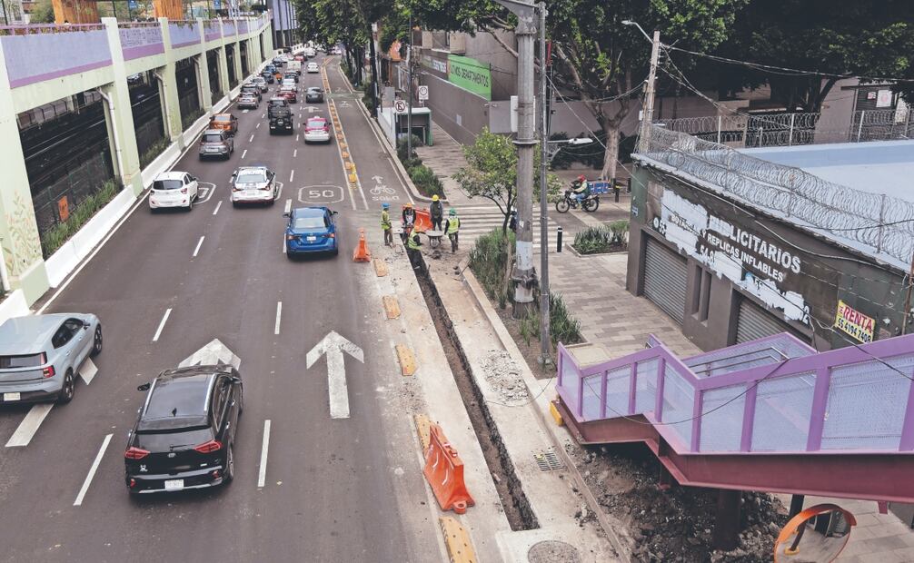 Hay un frente de obras que obstruye el paso en la ciclovía en la esquina de San Antonio Abad y José María Roa Bárcenas, cerca del Metro Chabacano. Foto: Hugo Salvador/ EL UNIVERSAL