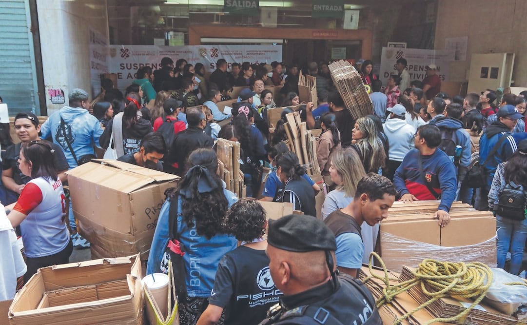 Después de las 11:00 horas los comerciantes pudieron ingresar a Izazaga 89 para empaquetar su mercancía. Foto: de AXEL SÁNCHEZ. EL UNIVERSAL