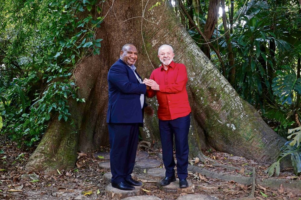 El presidente de Brasil, Luiz Inácio Lula da Silva (der.), y el primer ministro de Papúa Nueva Guinea, James Marape, ayer durante una reunión en Belém, estado de Pará. Foto: de TARSO SARRAF. AFP