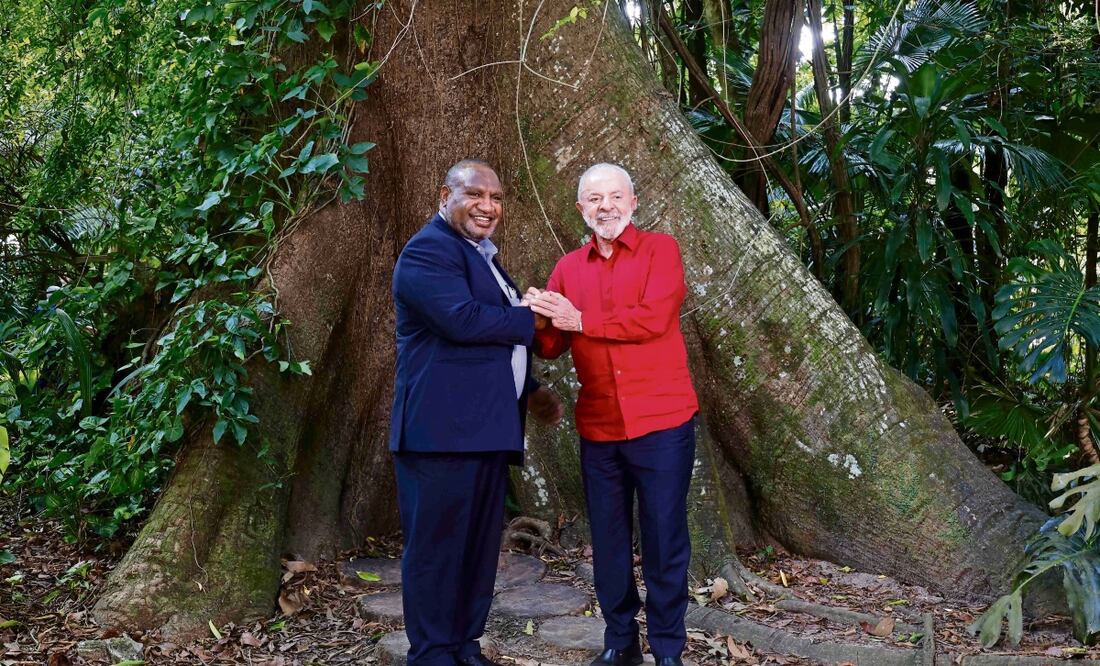 El presidente de Brasil, Luiz Inácio Lula da Silva (der.), y el primer ministro de Papúa Nueva Guinea, James Marape, ayer durante una reunión en Belém, estado de Pará. Foto: de TARSO SARRAF. AFP