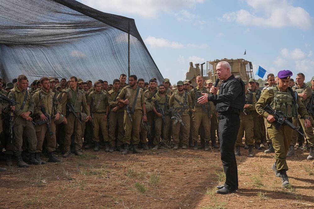 El ministro de Defensa de Israel, Yoav Gallant, con soldados israelíes en un área de preparación cerca de la frontera con la Franja de Gaza en el sur de Israel. Foto: AP