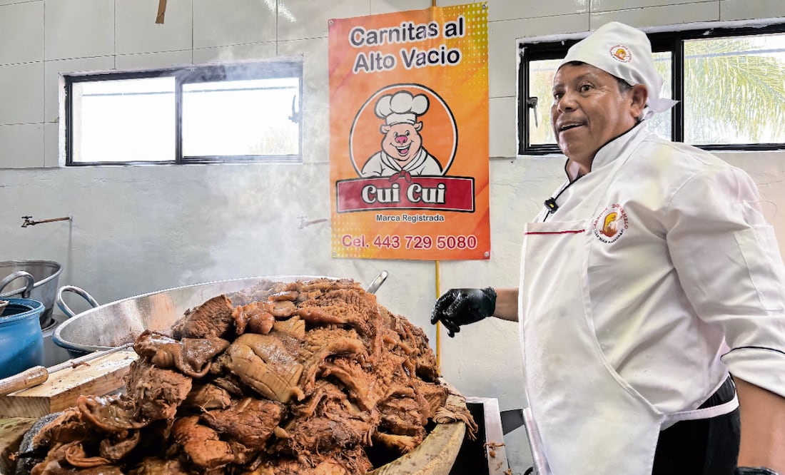 Las carnitas que prepara Antonio son acompañadas con tortillas hechas a mano y las salsas caseras, elaboradas por su esposa. Foto: Carlos Arrieta / EL UNIVERSAL
