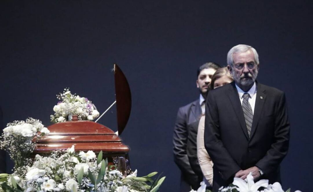 El rector de la UNAM Enrique Luis Graue y María Teresa Uriarte, directora de Difusión Cultural UNAM, encabezaron la primera guardia de honor y entonaron un Goya para Contreras. (FOTO: Alejandra Leyva)