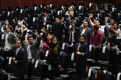 Reforma eléctrica de AMLO avanza en comisiones; Morena integra 9 puntos de la oposición a debate