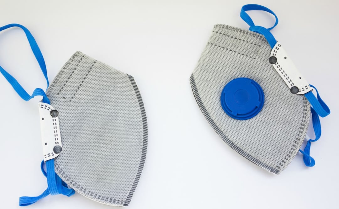 El cubrebocas con válvula no evita que puedas contagiar a otras personas si eres un caso de Covid-19 asintomático. Foto: iStock