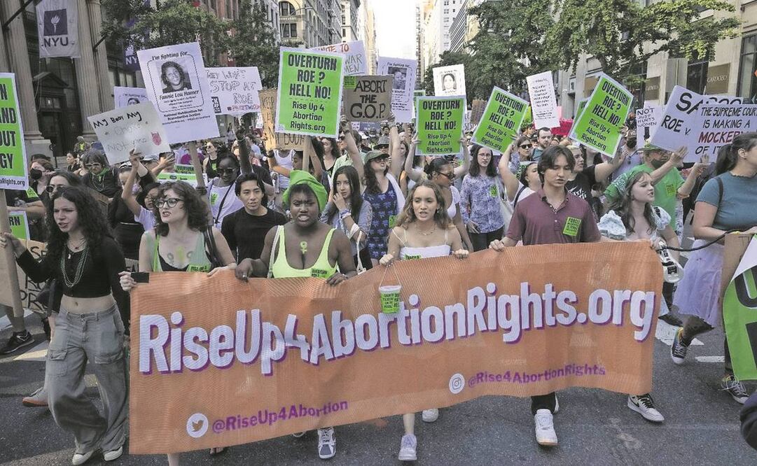 Activistas por el derecho al aborto marcharon en Nueva York tras la decisión de la Corte Suprema de revocar Roe vs. Wade. Foto: Yuki Iwamura/AP