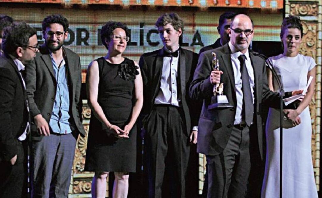 El director Alonso Ruizpalacios recogió, con su equipo el galardón a Mejor Película