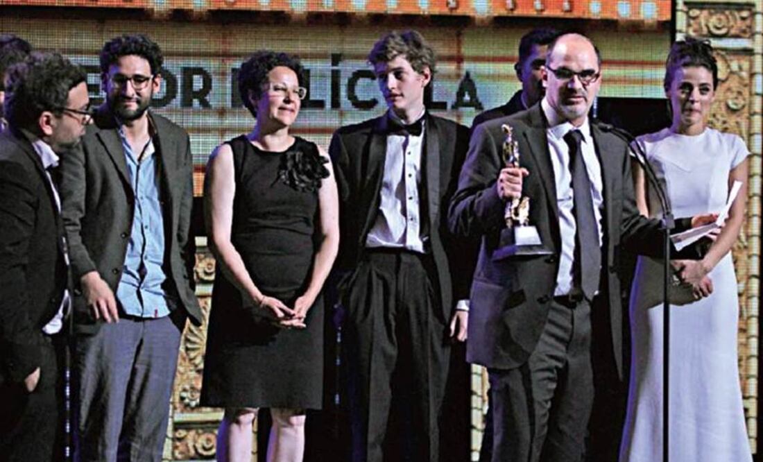 El director Alonso Ruizpalacios recogió, con su equipo el galardón a Mejor Película