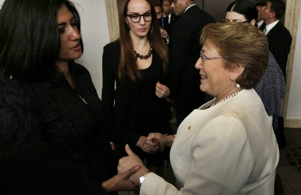 Michelle Bachelet saluda a mujeres previo a su conferencia magistral sobre género. Foto: Alejandro Acosta/EL UNIVERSAL