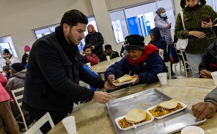 Samuel García lidera operativo contra el frío; entrega cobijas e insumos básicos en albergues y hospitales de Nuevo León
