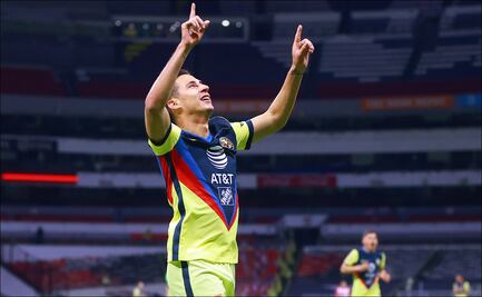 Diego Lainez felicita a Mauro por su gol con el América