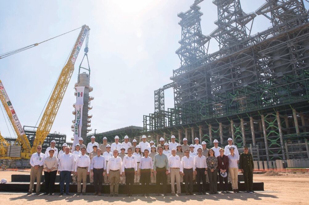 El presidente Enrique Peña Nieto destacó ante trabajadores de Pemex la capacidad que ha tenido la empresa para recuperarse de la caída del petróleo. (LUCÍA GODÍEZ. EL UNIVERSAL)