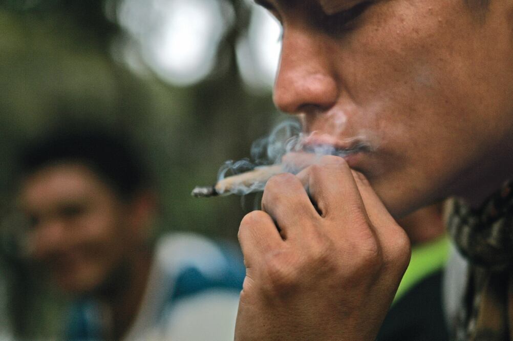 Iván asegura que la mota no hace a los consumidores agresivos, aunque mucha gente se ofende sólo con verlos. ALEJANDRO ACOSTA. EL UNIVERSAL