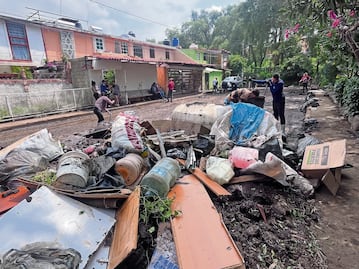 Muebles y macetas se acumulan en las calles de Coacalco