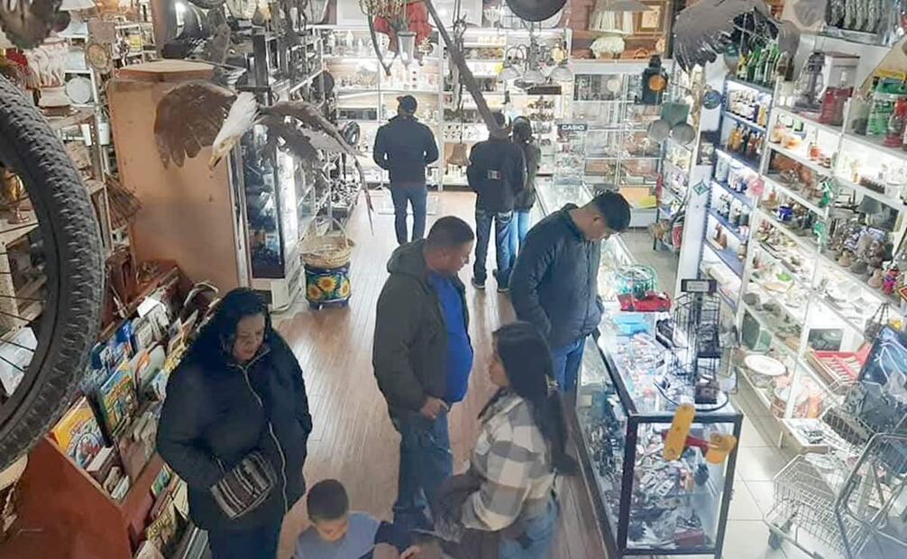 En la galería se observan bicicletas, botellas, libros y revistas e infinidad de variados objetos antiguos. Foto: Mario Trillo/Cortesía.