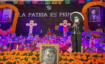 Maquillado de “catrín”, Ricardo Monreal inaugura Altar de Muertos en el Senado 