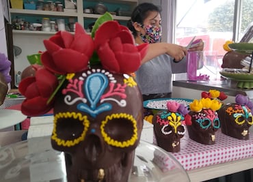 Crean calaveras de chocolate con un toque innovador en Toluca