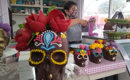 Crean calaveras de chocolate con un toque innovador en Toluca
