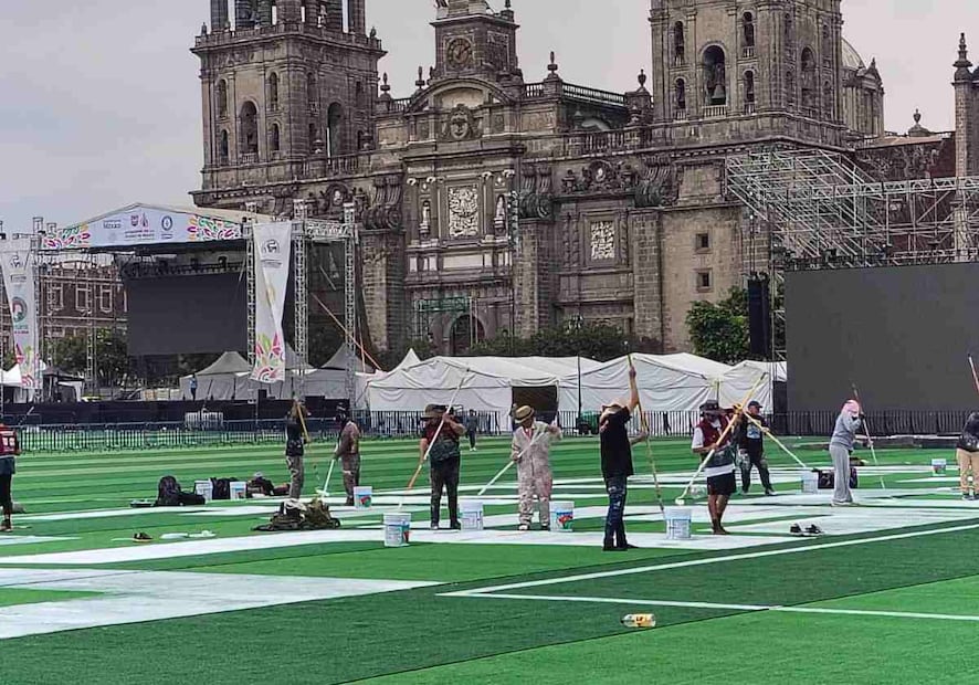Trabajadores se encuentran delineando franjas con pintura blanca y pintando frases. Foto: Arantxa Meave / EL UNIVERSAL