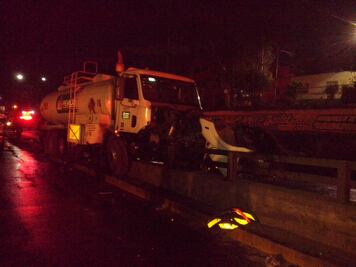 Choca pipa de Pemex en la carretera Naucalpan-Toluca