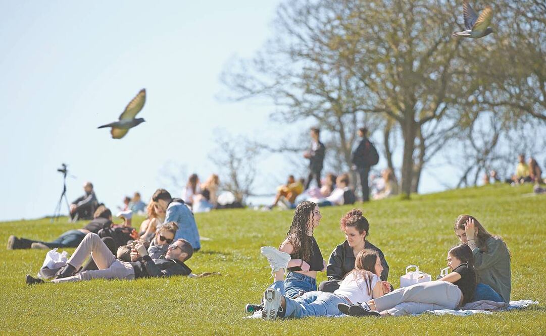 Los ingleses pudieron salir a pasear al aire libre, luego de que Inglaterra aligerara las restricciones ante el Covid; se permiten reuniones de hasta seis personas. Foto: Hollie Adams. AFP