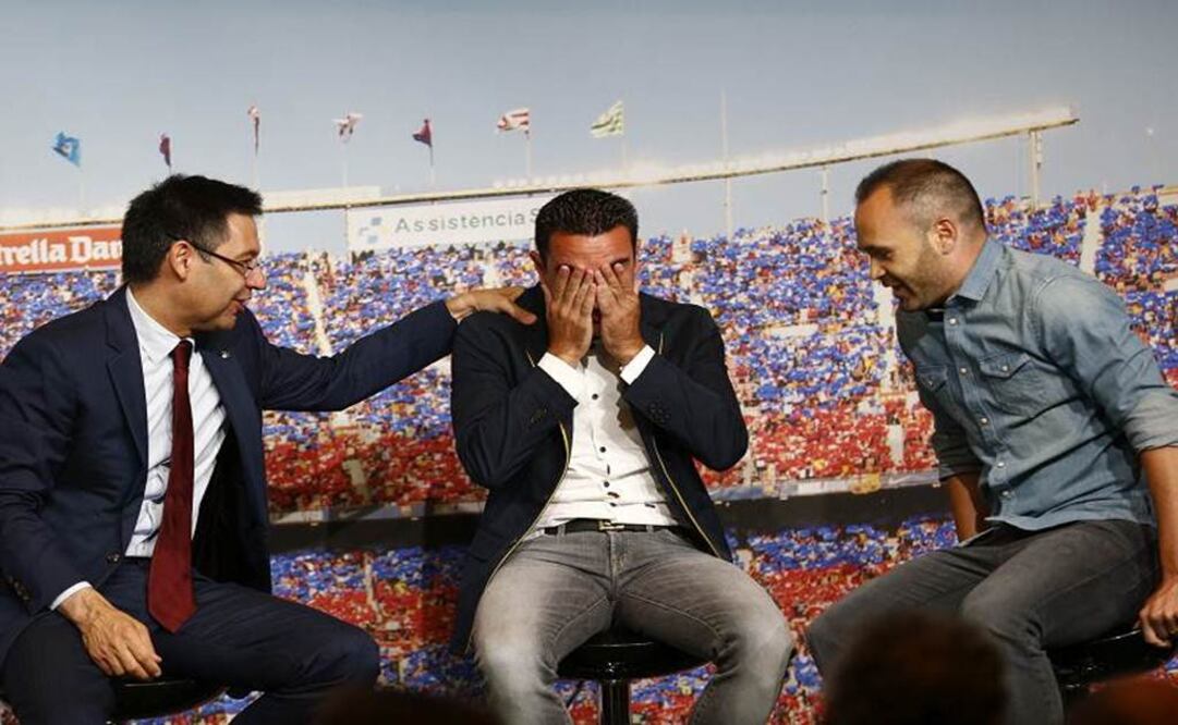 Xavi se limpia las lagrimas durante su homenaje realizado. EFE