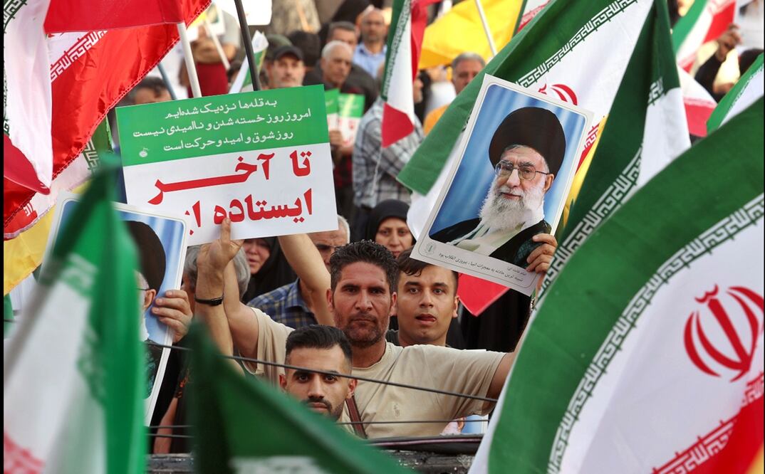 Iraníes sostienen retratos del líder supremo iraní, ayatolá Alí Jamenei, mientras celebran el alto el fuego entre Irán e Israel en Teherán, el 24 de junio de 2025. Foto: EFE