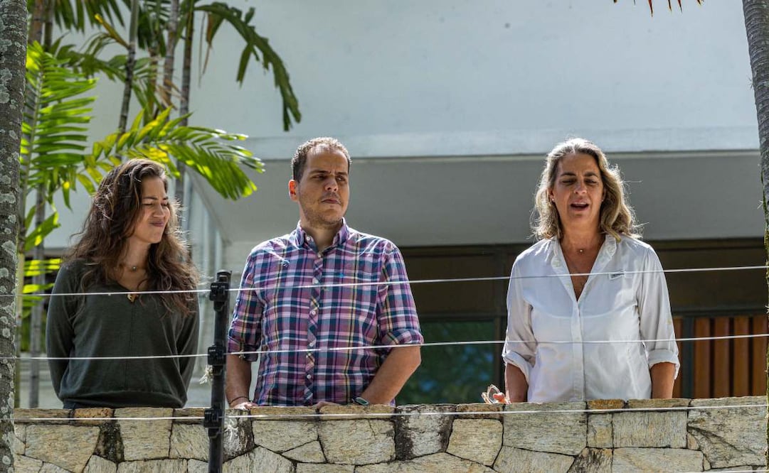 Fotografía de archivo del 1 de agosto de 2024 de Claudia Macero, Pedro Uchurrurtu y Magalli Meda, asilados en la residencia del embajador de Argentina, saludando a los medios de comunicación desde un balcón en Caracas (Venezuela). El comando de campaña de la oposición mayoritaria de Venezuela pidió este domingo que se emitan, "cuanto antes", salvoconductos para los seis antichavistas asilados en la residencia de la Embajada de Argentina en Caracas -custodiada por Brasil-, quienes denunciaron desde la noche del sábado un "asedio" policial que se mantiene -dijeron- hasta hoy. Foto: EFE
