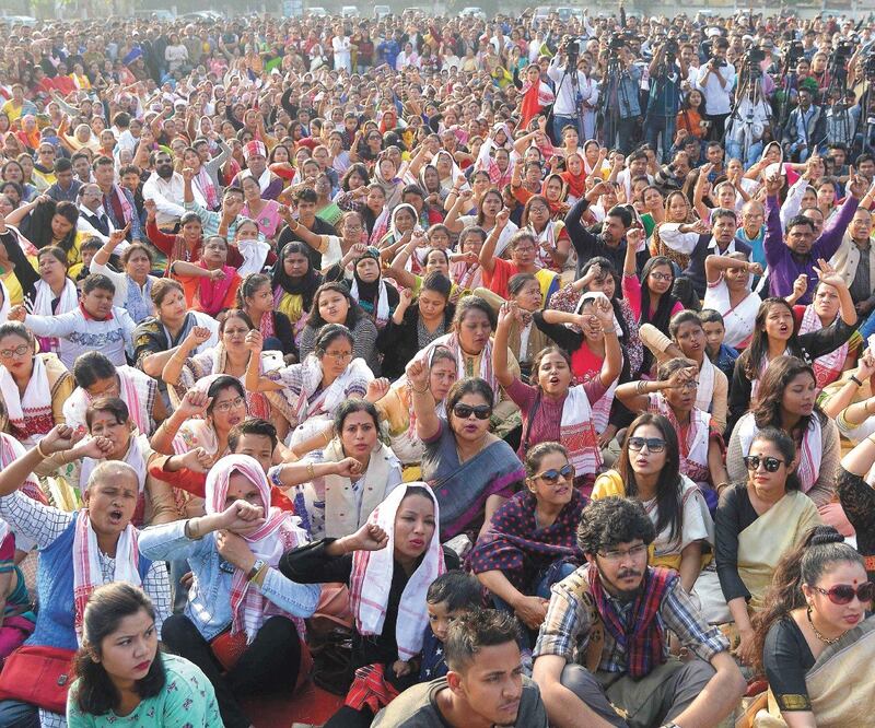 Miles de personas se manifestaron ayer contra una nueva ley de ciudadanía, en Guwahati. Foto/BIJU BORO. AFP