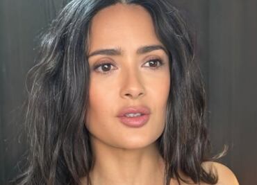 “Baile inolvidable” de Bad Bunny pone a Salma Hayek a derrochar sensualidad en bikini