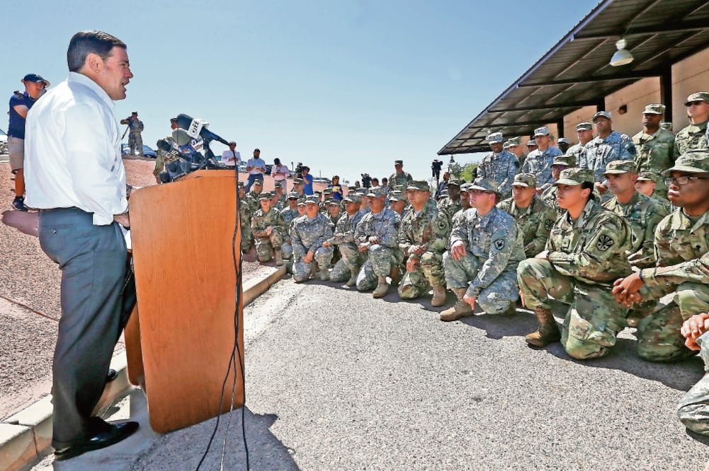 El gobernador de Arizona, Doug Ducey, habla ante los soldados de la Guardia Nacional que fueron desplegados ayer en la frontera con México (ROSS D. FRANKLIN. AP)