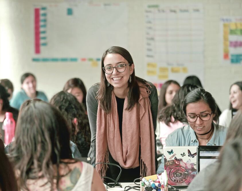 Premian a proyecto latinoamericano que capacita a mujeres en tecnología