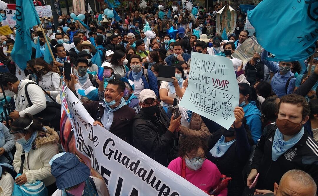 Los que están en contra del aborto rezaban por la decisión de la Corte. Foto: Juan Boites / EL UNIVERSAL