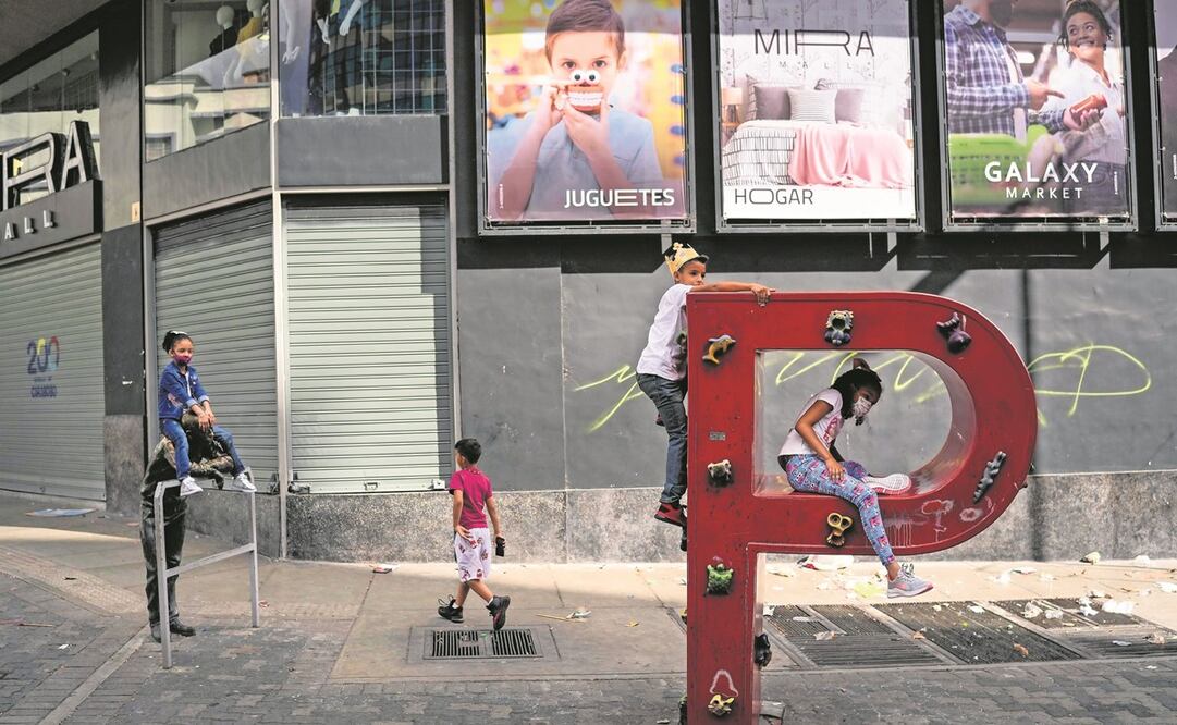 Niños juegan con la “P” de las siglas de la empresa petrolera estatal PDVSA, en Caracas. El gobierno de EU busca aliviar algunas sanciones económicas a Venezuela. Foto: ARCHIVO/AP