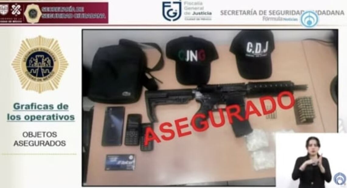 Muestran gorras del CJNG en conferencia sobre detenidos por ataque a Ciro Gómez Leyva