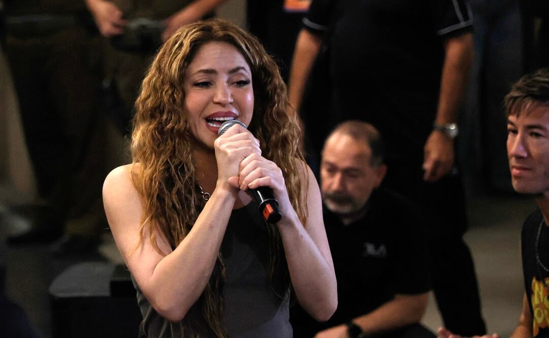 Shakira improvisó una presentación a las puertas del hotel donde se hospedaba. Foto: EFE.
