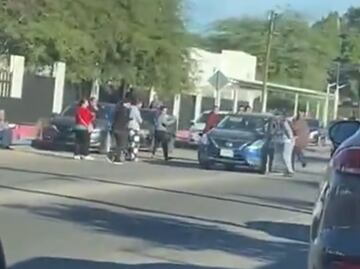 Auto embiste a padres de familia que bloqueaban calle frente a escuela primaria, en Hermosillo; reportan 2 lesionados