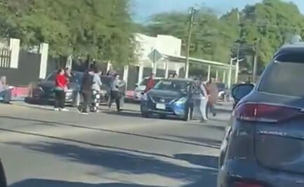 Auto embiste a padres de familia que bloqueaban calle frente a escuela primaria, en Hermosillo; reportan 2 lesionados