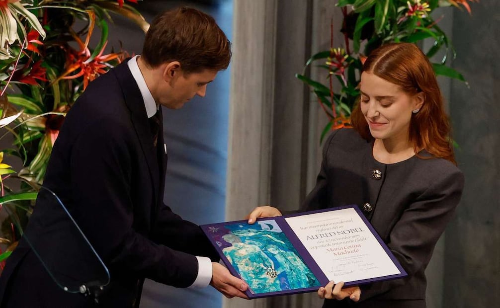 Ana Corina Sosa (der.), hija de la líder opositora venezolana María Corina Machado, recibe el Premio Nobel de la Paz para su madre de manos del presidente del Comité Noruego del Nobel, Jorgen Watne Frydnes (izq.), en la ceremonia del Premio Nobel de la Paz celebrada en el Ayuntamiento de Oslo el 10 de diciembre de 2025 en Oslo, Noruega. Foto: AFP