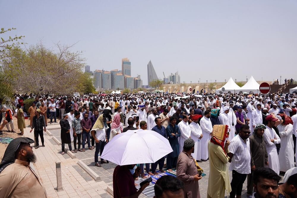 La gente ora en la Mezquita Imam Abd al-Wahhab para la ceremonia funeraria del difunto líder de Hamas Ismail Haniyeh, en Doha, Qatar. Foto: EFE