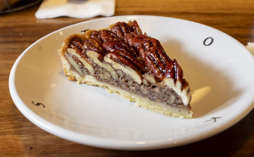 Rebana con base de galleta, relleno y cobertura de nuez caramelizada. Foto: Esteban Torreblanca